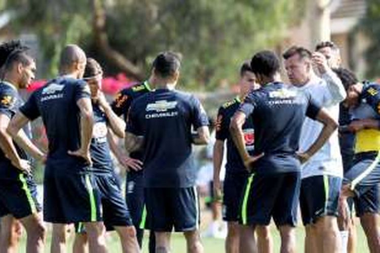 Pelatih tim nasional Brasil, Carlos Dunga, berbicara kepada timnya dalam sesi latihan di California, Los Angeles, Rabu (1/6/2016). Latihan ini merupakan bagian dari persiapan tim Samba tampil Copa America 2016. 