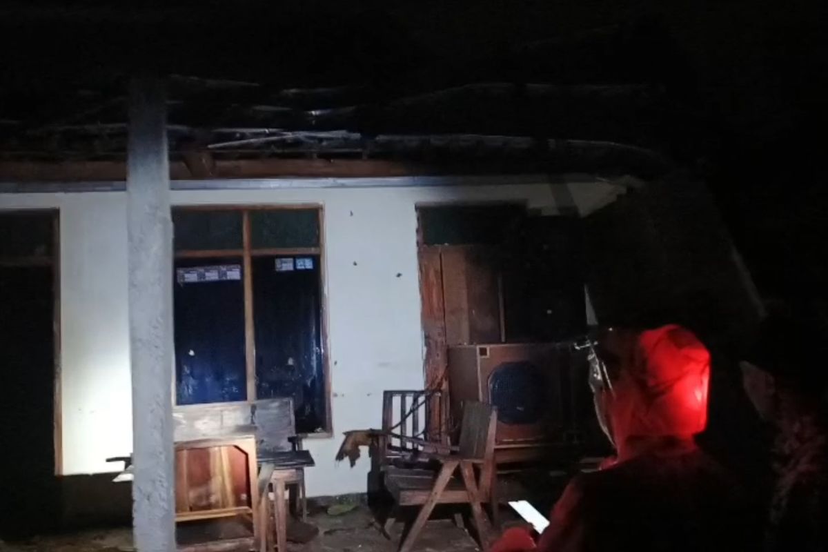 RUSAK--Tim BPBD Kabupaten Madiun mendata salah satu rumah yang rusak akibat diterjang angin kencang di Kecamatan Dagangan, Kabupaten Madiun, Jawa Timur, Minggu (21/9/2025) malam. 