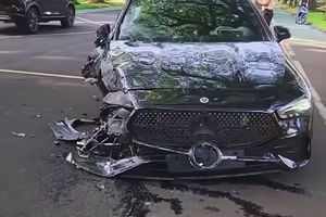 Xpander dan Mercedes-Benz Tabrakan di Alam Sutera, Kedua Mobil Ringsek