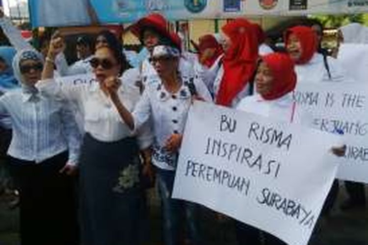 Aksi pendukung Risma di Surabaya, Selasa (9/8/2016).
