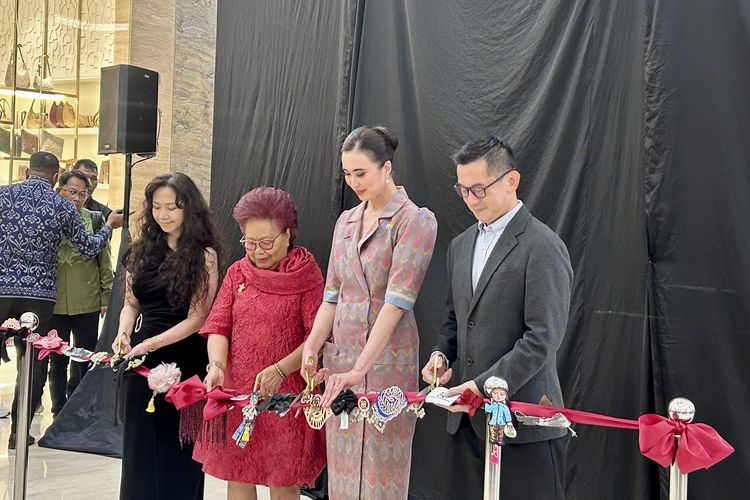 Menteri Pariwisata, Widiyanti Putri Wardhana dalam pembukaan instalasi GAYA Archive di Senayan City, Jakarta Pusat, pada Jumat (19/9/2025),