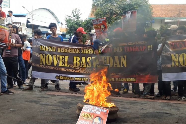 Sekelompok orang yang mengatasnamakan Gerakan Rakyat Tangkap Novel Baswedan (Gertak) menggelar aksi demo di depan gedung Kejaksaan Agung, Jumat (3/1/2020).