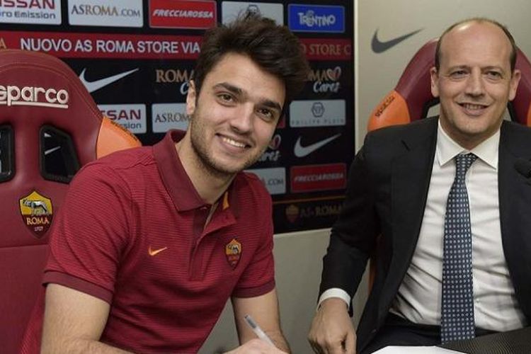 Gelandang anyar AS Roma, Clement Grenier, berfoto saat proses peresmian transfernya pada Sabtu (28/1/2017).