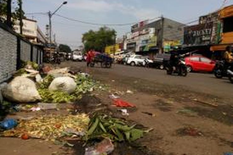 Para pengendara sepeda motor saat melintasi tumpukan sampah di Jalan Rajawali, Kota Bandung, Selasa (29/12/2015). Sampah di Kota Bandung kerap tak terangkut karena kurangnya jumlah armada pengangut sampah.