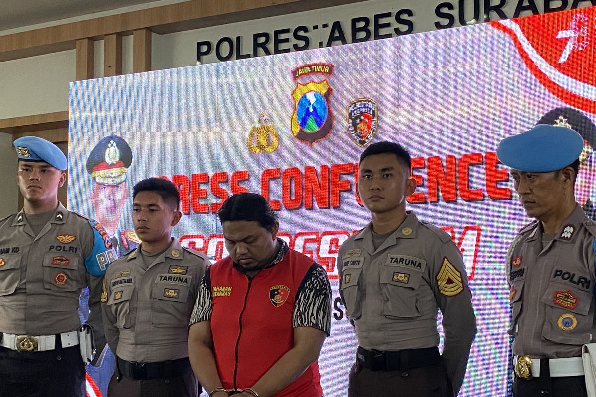 Pelaku pecah kaca mobil saat berada di Mapolrestabes Surabaya, Selasa (5/12/2023).