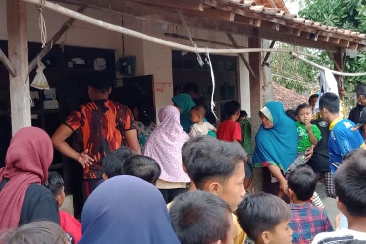 Sejumlah tetangga PA (10) bocah yang tewas tenggelam mendatangi rumah duka di Dukuh Lebal Desa Songgom, Kecamatan Songgom Kabupaten Brebes, Jawa Tengah, Kamis (15/10/2020)