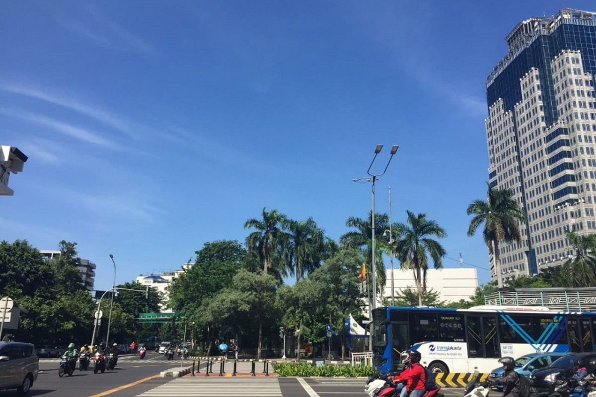 Tampak langit biru di Jakarta tanggal 2 Januari 2019.