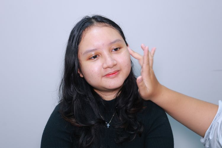 Model memakai primer khusus kulit berminyak.