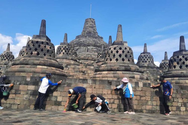 Petugas Balai Konservasi Borobudur (BKB) bersama relawan dari masyarakat bersama-sama membersihkan struktur Candi Borobudur, Kabupaten Magelang, Jawa Tengah, Selasa (14/6/2022).