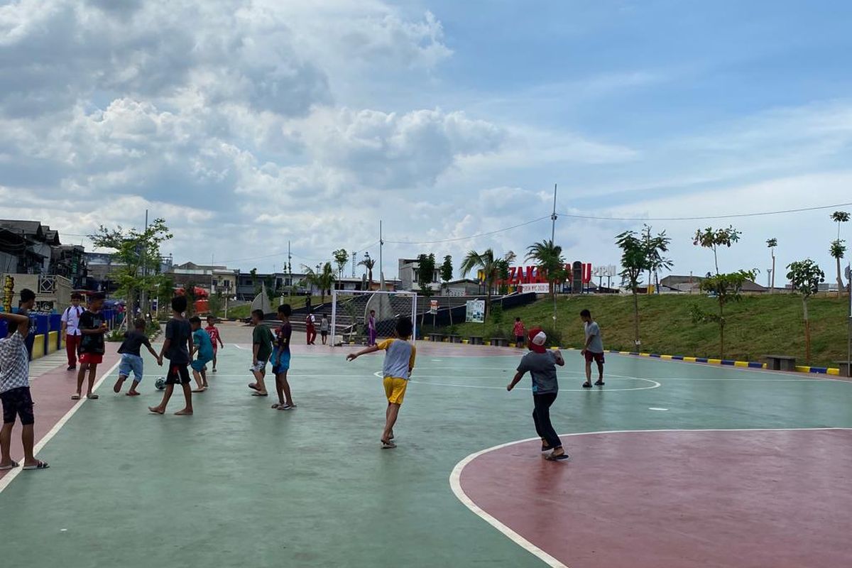 Kawasan tanggul pantai Kalibaru, Jakarta Utara, Rabu (11/1/2023). Tempat ini disulap menjadi ruang ketiga yang dimanfaatkan warga, salah satunya untuk bermain bola. 