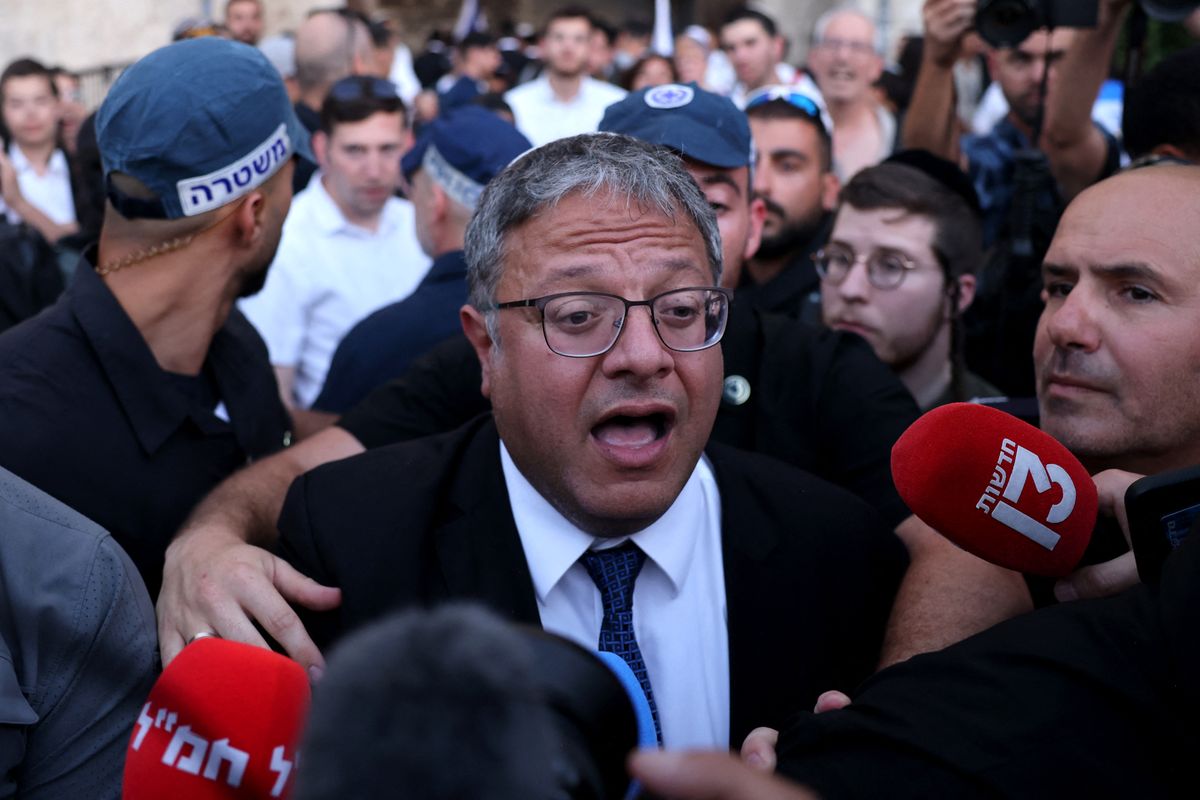 Menteri Keamanan Nasional Israel Itamar Ben-Gvir saat bergabung dengan para nasionalis Yahudi, termasuk aktivis sayap kanan, yang berunjuk rasa di Gerbang Damaskus Yerusalem pada 5 Juni 2024. Ben-Gvir adalah salah satu menteri Israel yang dilarang masuk Belanda oleh pemerintah Belanda pada Senin (28/7/025).