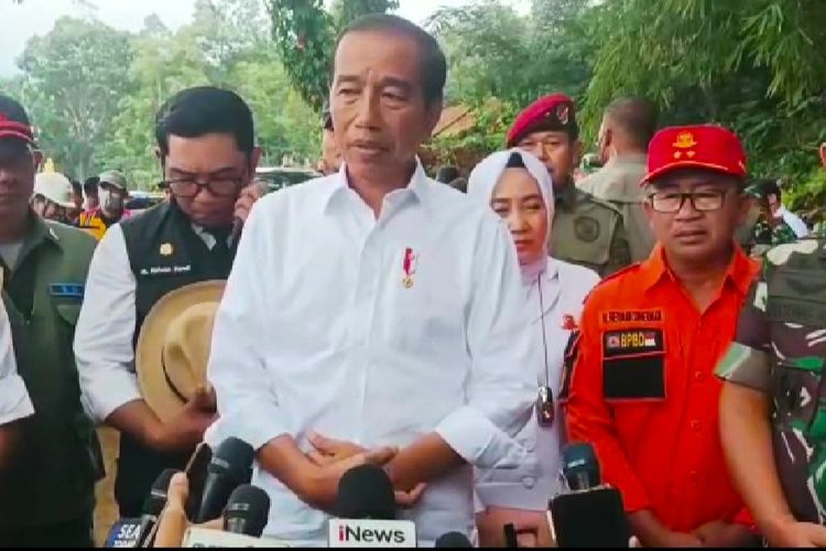 Presiden Joko Widodo saat menyampaikan keterangan pers usai meninjau lokasi terdampak gempa di Cugenang, Cianjur pada Selasa (22/11/2022) siang.