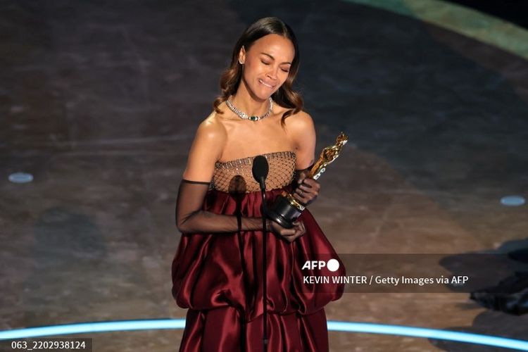 Zoe Saldana Sabet Penghargaan di Oscar 2025, Gaun Glamornya Memukau