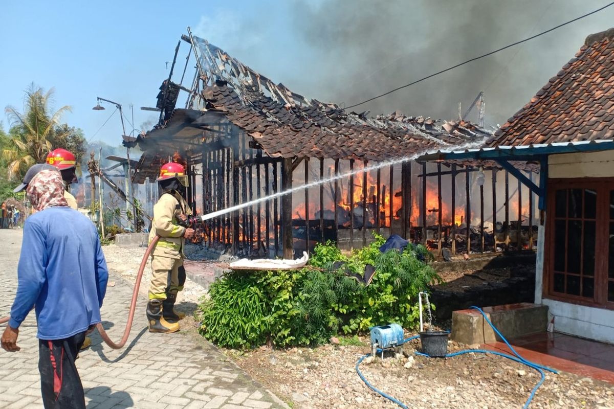 Petugas Damkar sedang melakukan pemadaman api yang membakar 3 rumah warga di Desa Kepohkidul, Kecamatan Kepuhbaru, Kabupaten Bojonegoro, Jawa Timur, Kamis (25/7/2024)