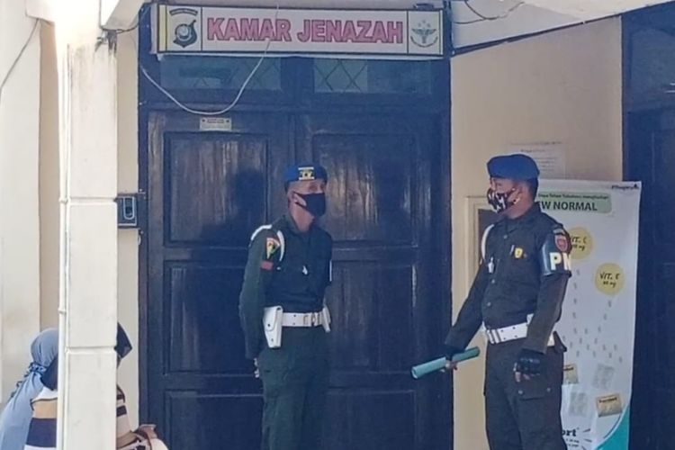 Anggota Polisi Militer berjaga di depan kamar jenazah RS Bhayangkara Kendari selama proses autopsi terhadap anggota TNI berlangsung