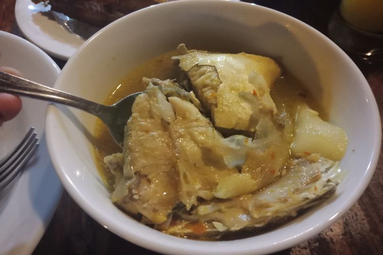 Hidangan sup ikan di warung makan Sambal Mak Beng yang tidak kunjung sepi hingga malam hari, Jumat (28/8/2018)