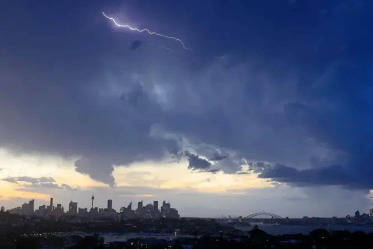 Awan cumulonimbus, yang menghasilkan petir, dapat memicu turbulensi parah.