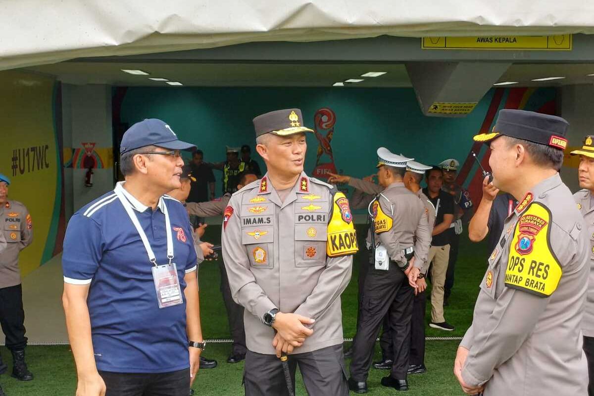 Kapolda Jatim Irjen Imam Sugianto (tengah)