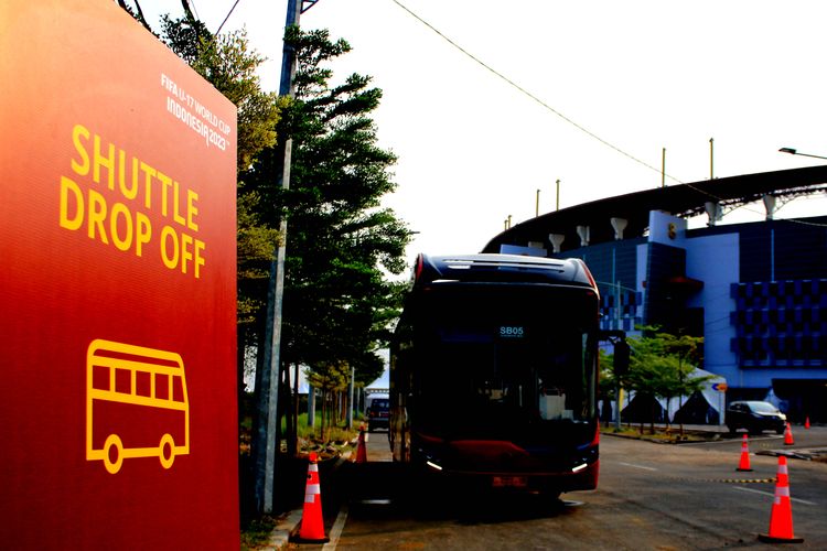 Lokasi Drop off shuttle bus Piala Dunia U17 2023 Indonesia untuk pengantaran dan penjemputan penonton di Stadion Gelora Bung Tomo Surabaya, Kamis (9/11/2023) sore. 