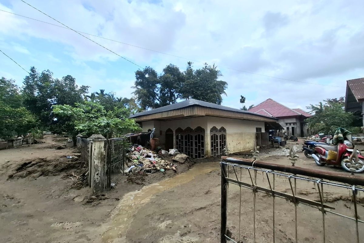 Warga Dusun Meunasah Krueng Baroh, Desa Manyang Cut, Kecamatan Meureudu, Kabupaten Pidie Jaya, perlahan mulai membersihkan lumpur dari dalam rumah secara mandiri, Selasa (23/12/2025).
