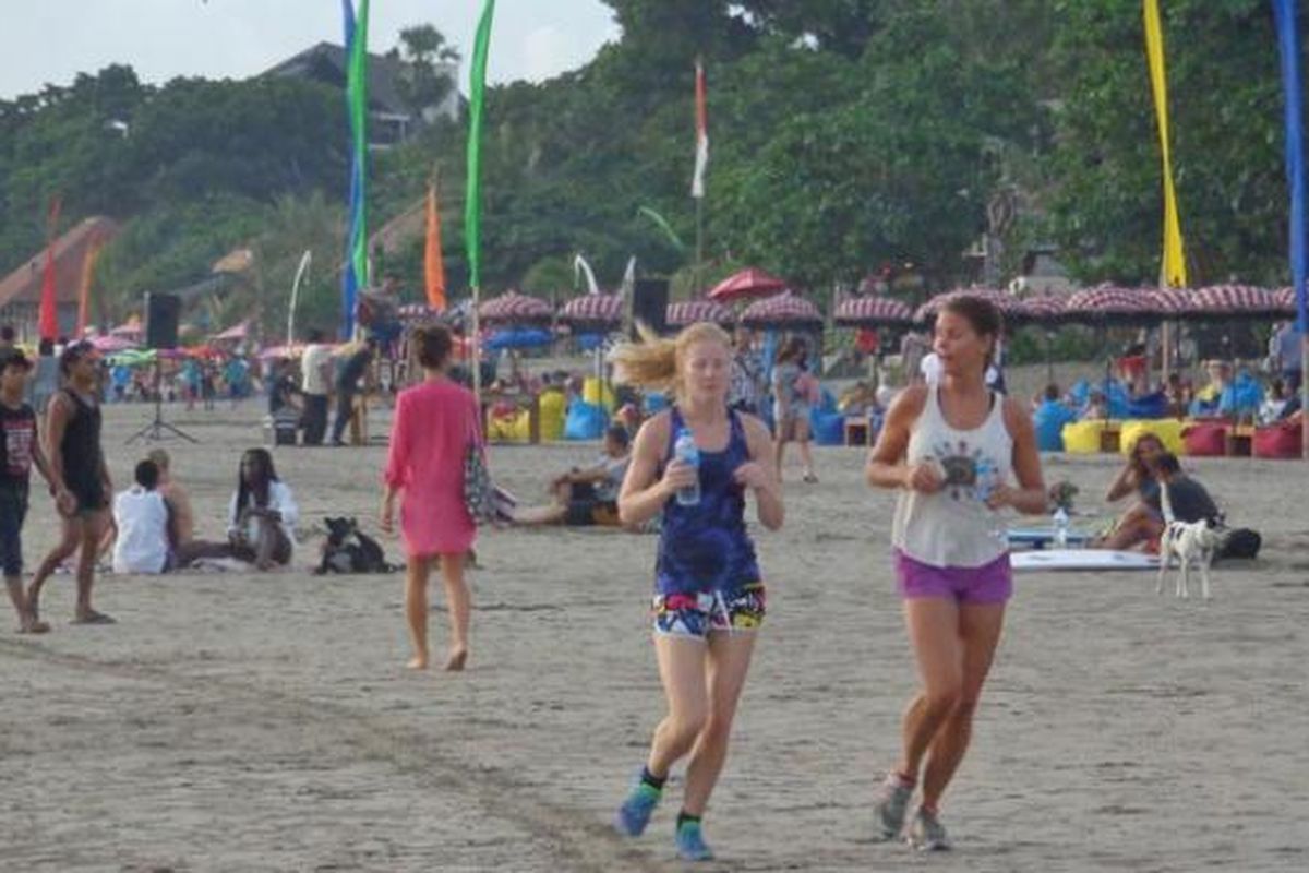 Wisatawan di Pantai Seminyak, Bali, Minggu (6/4/2014).