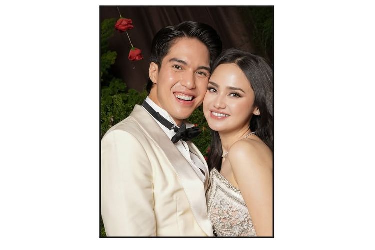 Gaya resepsi Syifa Hadju dan El Rumi tampil glamor dengan gaun dramatis, detail mewah, dan sentuhan elegan yang mencuri perhatian.
