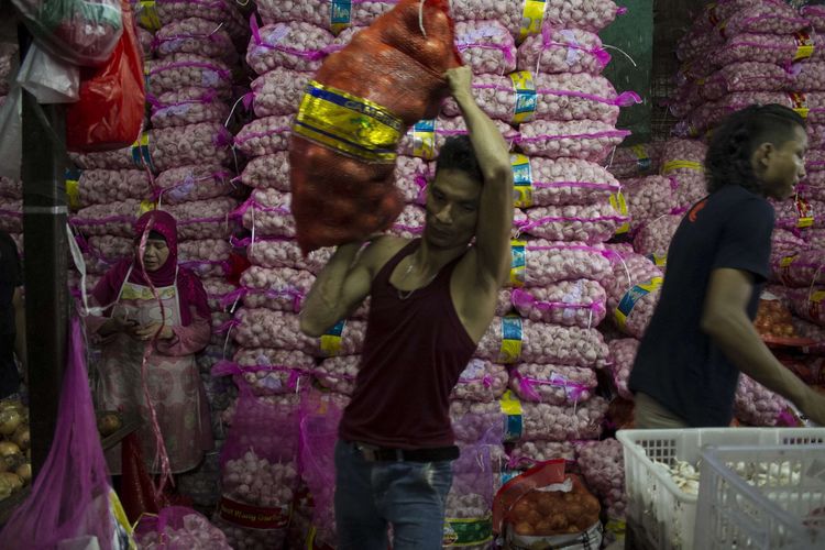 Pekerja merapikan persediaan bawang putih di salah satu toko di Pasar Induk Kramat Jati, Jakarta Timur, Rabu (5/2/2020). Kenaikan harga bawang putih terjadi karena pasokan bawang putih impor dari negara pemasoknya, China berkurang.