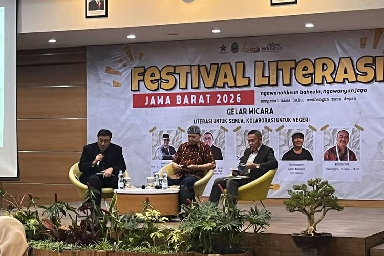 Anggota DPRD Jabar Daddy Rohanday Kritik Kertajati dan Pembangunan di Jabar Melalui Dua Buku Kumpulan Sajak