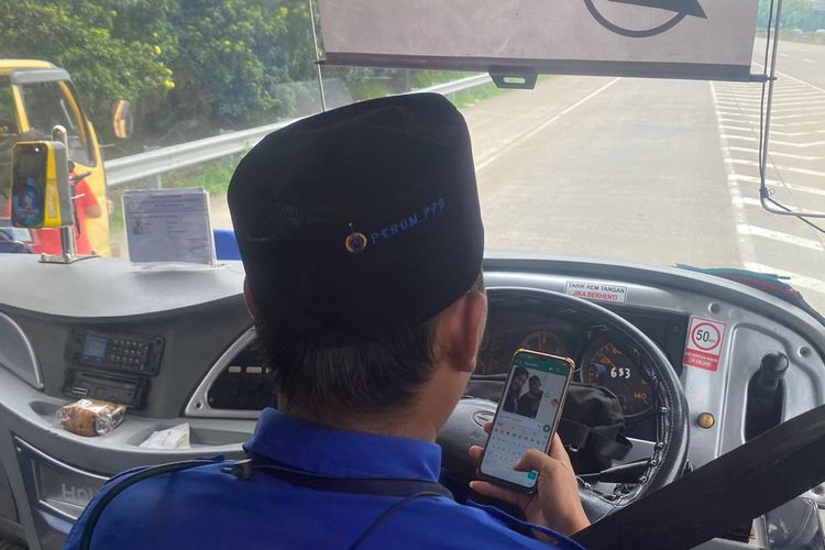 Seorang pramudi bus transjakarta dengan nomor PPD-0653 kedapatan asyik bermain handphone saat mengemudikan bus dari Depok menuju BKN Cawang, Rabu (30/11/2022).