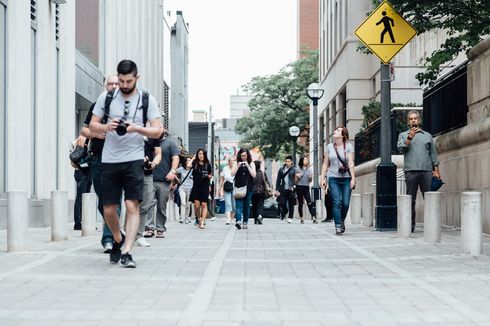 Orang Indonesia Disebut Malas Jalan Kaki, Pakar: Kondisi Trotoar Tidak Memadai