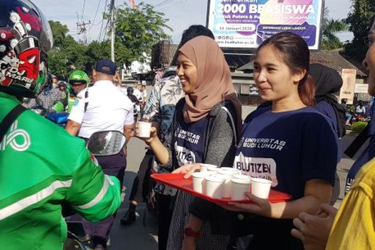 Aksi Bagi masker dan jamu gratis Blutizen Morning Action Universitas Budi Luhur, Jakarta, Senin (9/3/2020).