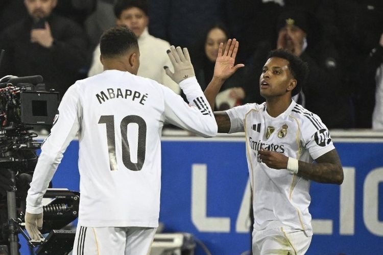 Penyerang Real Madrid, Rodrygo, merayakan gol bersama Kylian Mbappe pada laga Liga Spanyol antara Deportivo Alaves dan Real Madrid CF di stadion Mendizorroza di Vitoria pada 14 Desember.