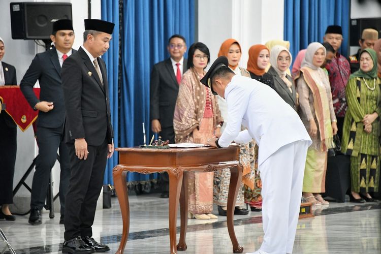 Pj Gubernur Jabar, Bey Machmudin melantik Asmawa Tosepu sebagai Pj Bupati Bogor di Gedung Sate, Kota Bandung, Jawa Barat, Sabtu (30/12/2023).