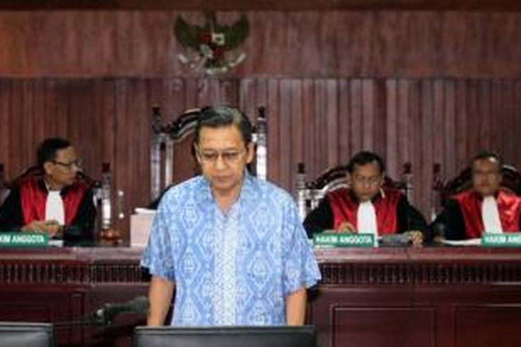 Wakil Presiden Boediono bersaksi dalam sidang mantan Deputi Bidang IV Pengelolaan Devisa Bank Indonesia Budi Mulya di Pengadilan Tindak Pidana Korupsi, Jakarta, Jumat (9/5/2014). Budi didakwa karena diduga terlibat kasus korupsi pemberian fasilitas pendanaan jangka pendek (FPJP) pada Bank Century dan penetapan Century sebagai bank gagal berdampak sistemik. (TRIBUNNEWS/DANY PERMANA) 