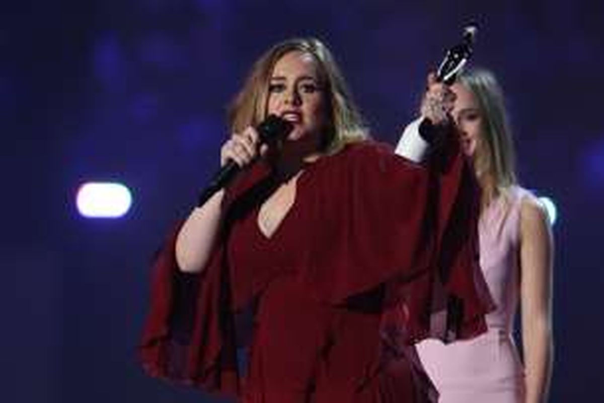 Penyanyi Inggris Adele menerima penghargaan di BRIT Awards 2016 di London, pada 24 Februari 2016.