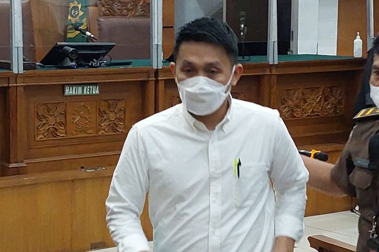 Terdakwa obstruction of justice atau upaya menghalangi penyidikan perkara tewasnya Brigadir Nofriansyah Yosua Hutabarat, Chuck Putranto dalam persidangan di Pengadilan Negeri (PN) Jakarta Selatan, Rabu (19/10/2022). 