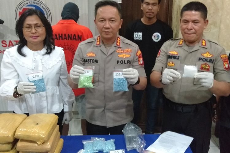 Kapolres Metro Jakarta Selatan, Komisaris Besar Bastoni Purnama merilis kasus penangkapan bandar narkoba di Polres Metro Jakarta Selatan, Senin (4/11/2019).
