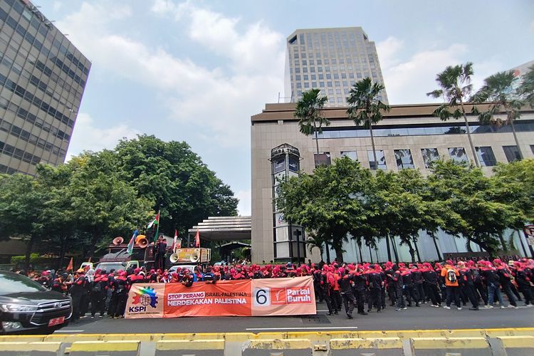 Massa buruh padati kawasan Menara Thamrin, Jalan MH Thamrin, Menteng, Jakarta Pusat, Jumat (27/10/2023). (KOMPAS.com/XENA OLIVIA)