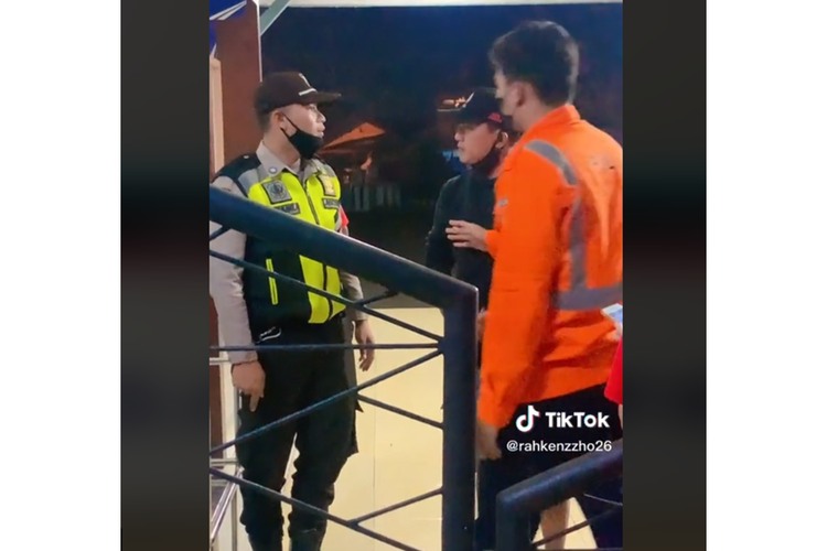 Tangkapan layar unggahan video yang memperlihatkan satpam stasiun berdebat dengan seorang penumpang ihwal persyaratan naik kereta api.
