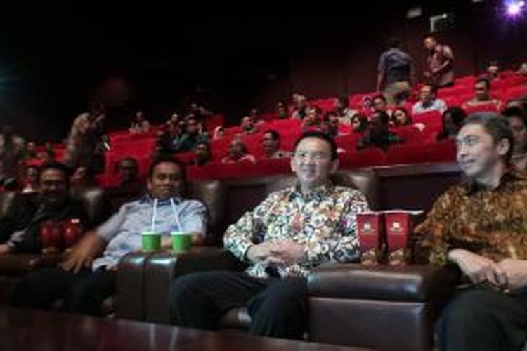 Wakil Gubernur DKI Jakarta, Basuki Tjahaja Purnama atau Ahok (kedua dari kanan), menonton bareng film Negeri Tanpa Telinga di XXI Epicentrum Walk, Kuningan, Jakarta Selatan, Rabu (27/8/2014) malam.