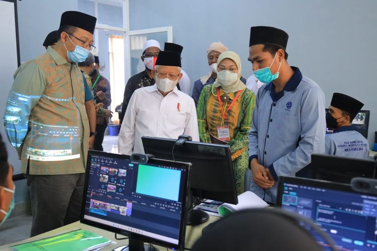 Menteri Ketenagakerjaan Ida Fauziyah mendampingi Wapres Ma'ruf Amin melihat sejumlah pelatihan yang ada di BLK Komunitas di Lombok Tengah, Nusa Tenggara Barat, Jumat (10/2/2023).