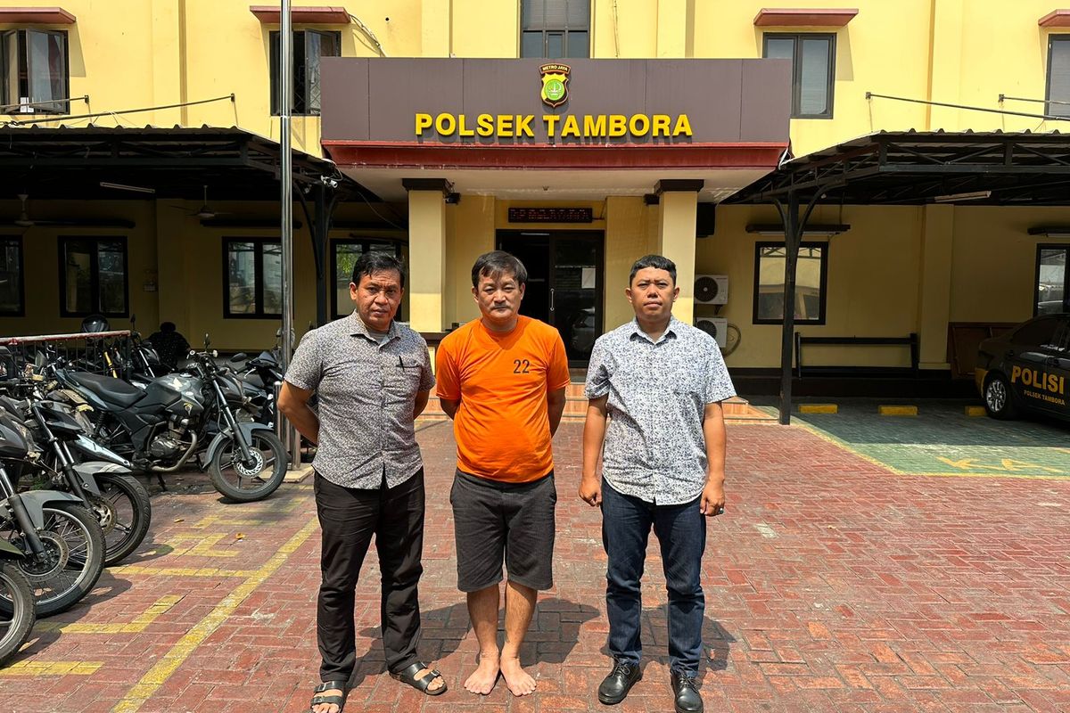 Pengedar sabu berinisial LPP ditangkap polisi usai mengedarkan narkotika di kawasan Tambora, Jakarta Barat, Senin (16/10/2023). 