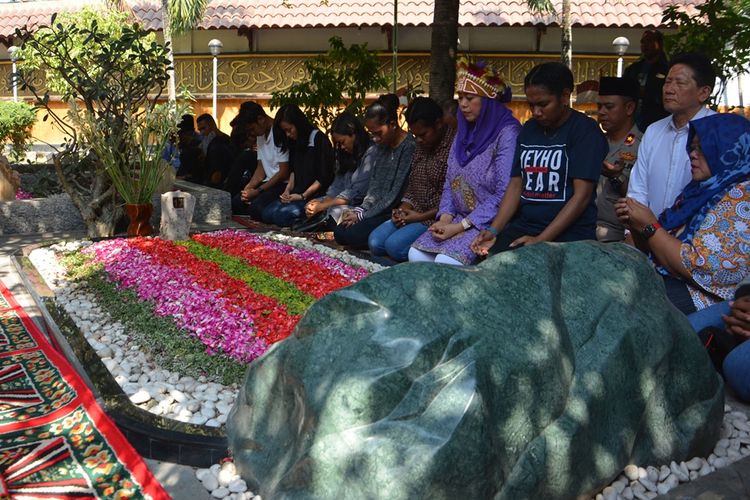 Zanubah Arifah Hafsah atau Yenny Wahid bersama sejumlah mahasiswa asal Papua, berziarah ke makam Presiden RI ke-4, Abdurrahman Wahid (Gus Dur), di Pesantren Tebuireng Jombang, Rabu (21/8/2019).