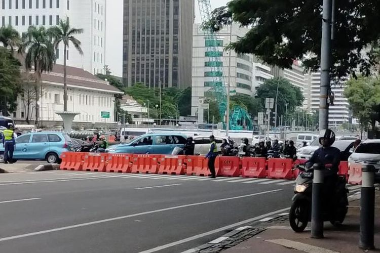 Akses menuju Jalan Medan Merdeka Barat arah Istana Merdeka ditutup, Rabu (27/3/2024) sore.