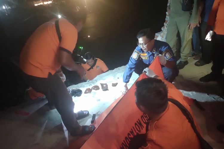 Bayi Laki-Laki Ditemukan Tewas Dalam Kendil di Tepi Sungai Surabaya