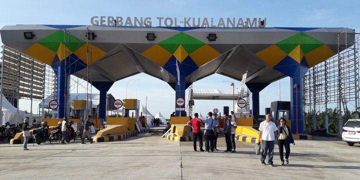 Gerbang Tol Kualanamu yang merupakan bagian dari Jalan Tol Medan-Kualanamu-Tebing Tinggi.