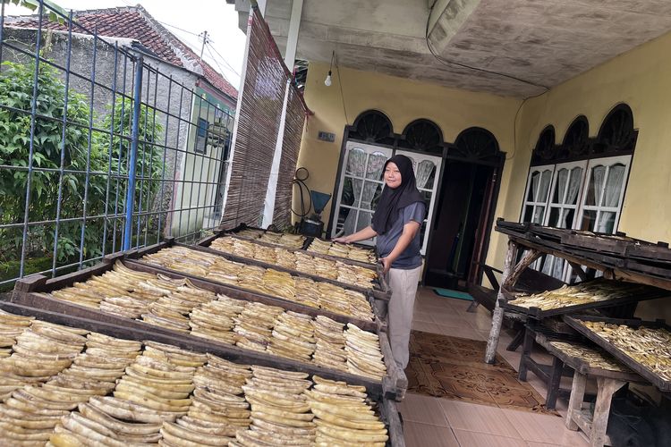 Perajin Sale Pangandaran Tertekan: Pisang Sulit Didapat, Harga Plastik Melambung