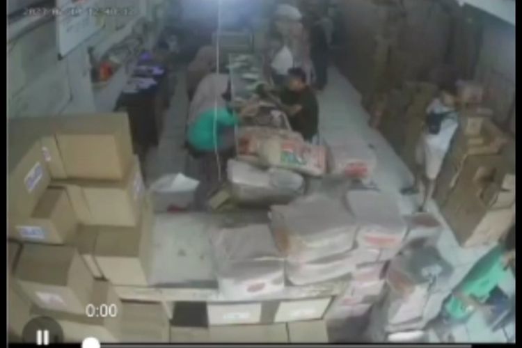 Aksi pencurian terjadi di toko sembako yang dialami warga Kota Serang, Banten. Pelaku (kaos putih) saat mengawasi korban sebelum mengambil tas yang berisikan uang Rp65 juta.