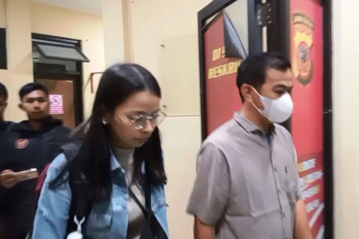 SG (pakai masker putih) didamping tim pengacara mendatangi Polres CIanjur, Sabtu (28/1/2023) malam sesaat setelah dirinya ditetapkan sebagai tersangka kasus tabrak lari yang menewaskan seorang pengendara sepeda motor.