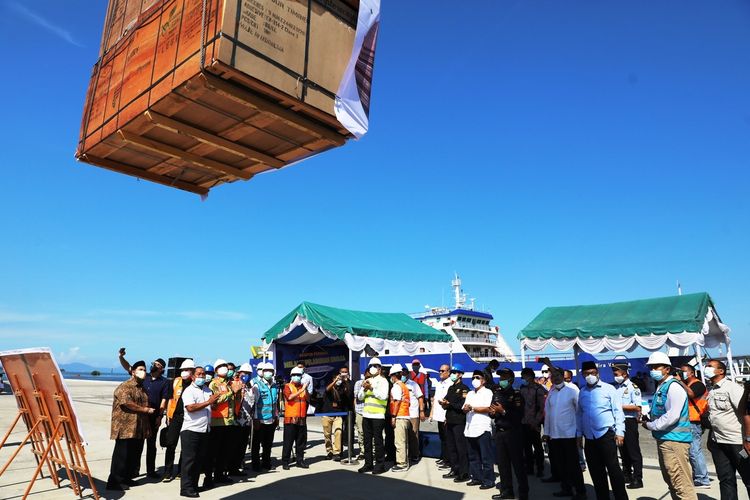 Wakil Gubernur Sumut Musa Rajekshah dan GM Pelindo 1 Sibolga M Eriansyah melepas kapal ekpsor perdana di Pelabuhan Sibolga pada Sabtu (13/2/2021)